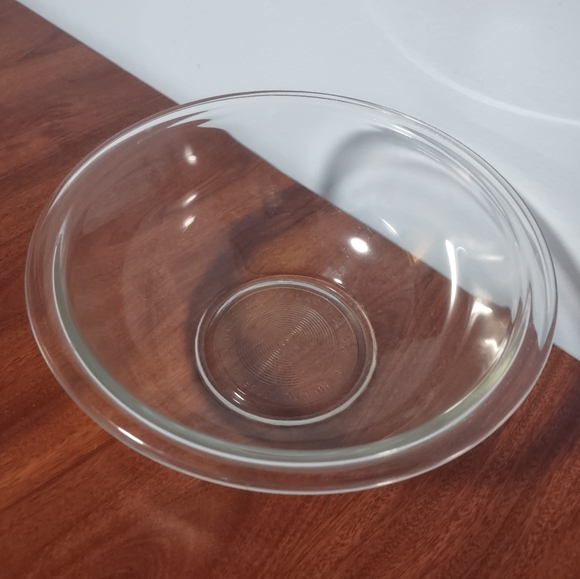Vintage PYREX Clear Bowl With Flat Rim # 323 - Picture 3 of 4